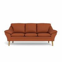 Fly 3-personers sofa fra BD monteret med cognac 6000 okselæder. Ben i naturolieret eg.