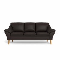 Fly 3-personers sofa fra BD monteret med handskeblødt brun 8000 okselæder. Ben i naturolieret eg.