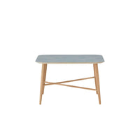 Cross sofabord 80 x 80 cm fra Thomsen Furniture med lysegrå nano lamiant top og ben i massiv hvidolieret eg