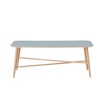 Cross sofabord 128 x 68 cm fra Thomsen Furniture med lysegrå nano lamiant top og ben i massiv hvidolieret eg