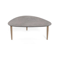 Katrine sofabord fra Thomsen Furniture med stengrå laminatoverflade og ben i egetræ