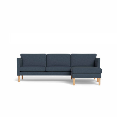 Copenhagen chaiselong sofa fra Skalma monteret med slidstærkt blåt 361 møbelstof med naturolierede egetræsben
