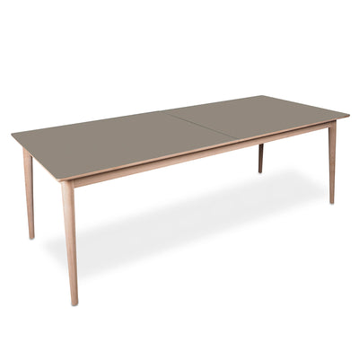 Sesame spisebord fra PBJ Designhouse med laminat overflade og stel i hvidpigmenteret eg (matlakeret). Med indbygget tillægsplade.