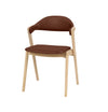 Tonus spisebordsstol fra PBJ Designhouse i hvidolieret egetræ med brun læder