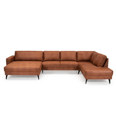City u-sofa med ekstra bred chaiselong fra Hjort Knudsen monteret med cognacfarvet kentucky møbelstof og sorte metalben