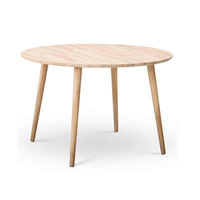 Rundt Esther spisebord fra Casø Furniture med top og ben i hvidolieret eg