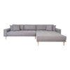 Venedig chaiselong sofa i grå møbelstof med ben i naturtræ