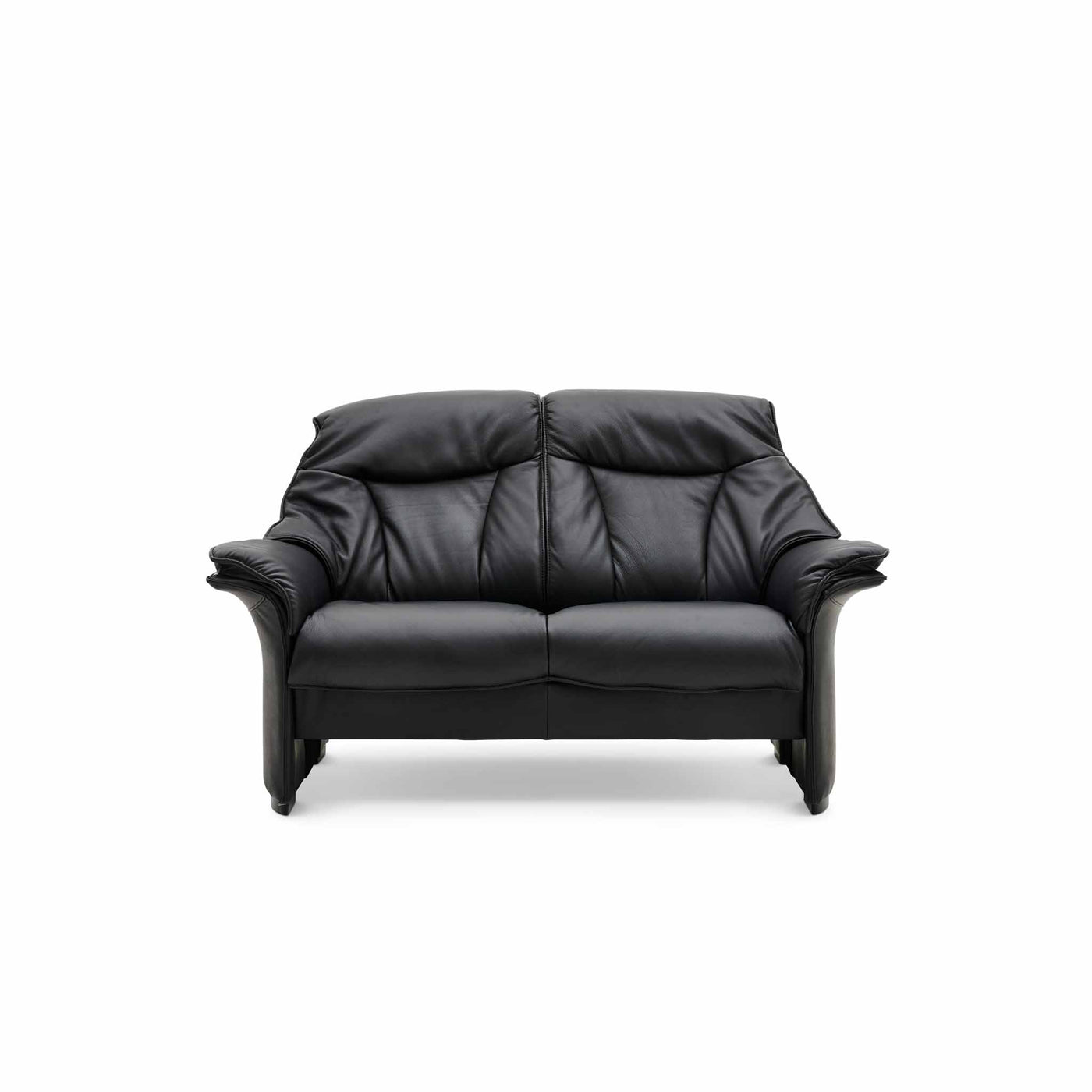 Barsø 2-pers sofa fra Hjort Knudsen monteret med sort semianilin læder og sorte træben