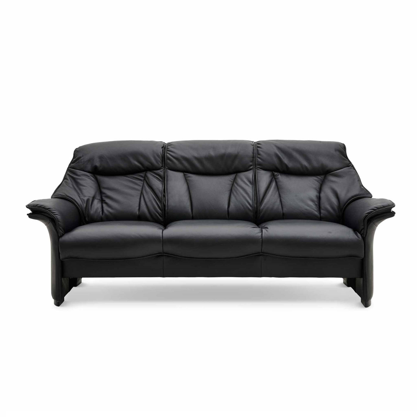 Barsø 3-pers sofa fra Hjort Knudsen monteret med sort semianilin læder og sorte træben
