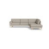 IQ Design hjørnesofa m. open-end fra Top-Line monteret med beige møbelstof og ben i eg naturolie eller hvidolie. Kan bestilles spejlvendt.