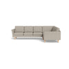 IQ Design hjørnesofa fra Top-Line monteret med beige møbelstof og ben i eg naturolie eller hvidolie. Kan bestilles spejlvendt.