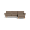 IQ Design chaiselong sofa fra Top-Line monteret med brun møbelstof og ben i eg naturolie eller hvidolie. Kan bestilles spejlvendt.