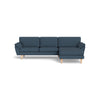 IQ Design chaiselong sofa fra Top-Line monteret med blåt møbelstof og ben i eg naturolie eller hvidolie. Kan bestilles spejlvendt.