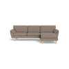 IQ Design chaiselong sofa fra Top-Line monteret med lysebrun møbelstof og ben i eg naturolie eller hvidolie. Kan bestilles spejlvendt.