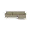 IQ Design chaiselong sofa fra Top-Line monteret med kakifarvet møbelstof og ben i eg naturolie eller hvidolie. Kan bestilles spejlvendt.