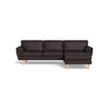 IQ Design chaiselong sofa fra Top-Line monteret med praktisk mørkebrun Madrid læder og ben i eg naturolie eller hvidolie. Kan bestilles spejlvendt.