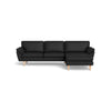 IQ Design chaiselong sofa fra Top-Line monteret med praktisk sort Madrid læder og ben i eg naturolie eller hvidolie. Kan bestilles spejlvendt.