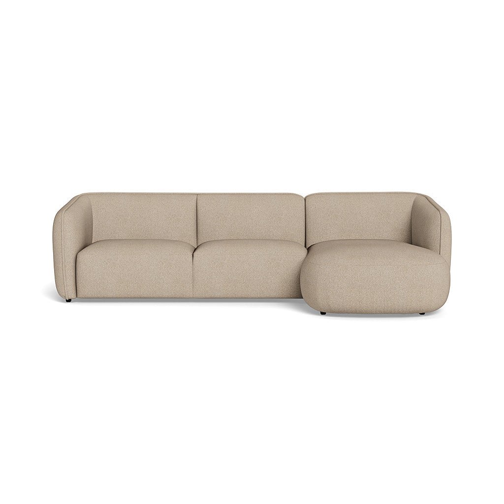 Loures chaiselong sofa fra Kauno Baldai monteret med slidstærkt Omega beigefarvet møbelstof. Kan bestilles spejlvendt.