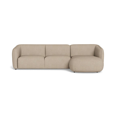 Loures chaiselong sofa fra Kauno Baldai monteret med slidstærkt Omega beigefarvet møbelstof. Kan bestilles spejlvendt.