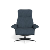 Scandi lænestol fra IMG monteret med blåt stof og sort metalsokkel.