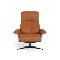 Scandi lænestol fra IMG monteret med cognac Trend læder og sort metalsokkel.