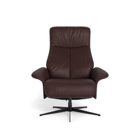 Scandi lænestol fra IMG monteret med mørkebrun Trend læder og sort metalsokkel.