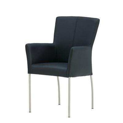 Click spisebordsstol med armlæn fra Just Design monteret med Tauros okselæder i enten brun eller sort læder. Ben i metal.
