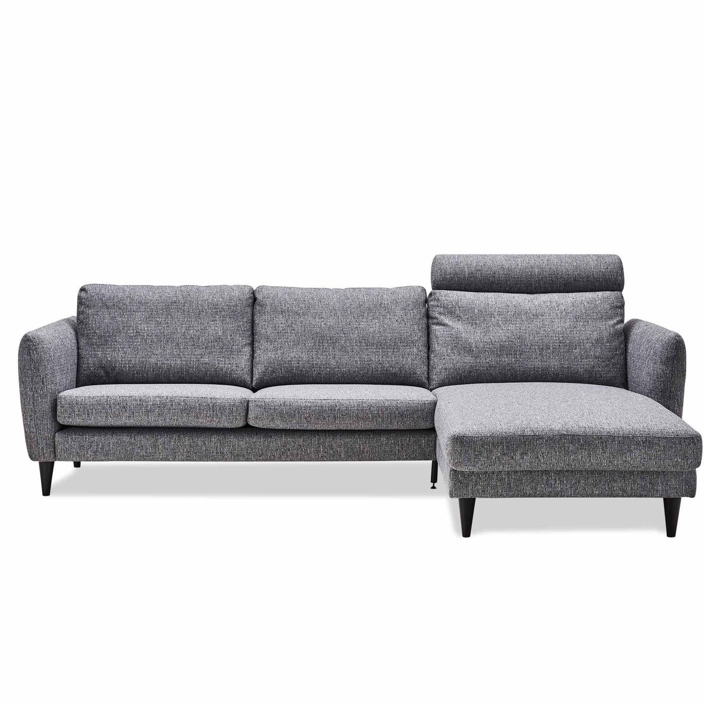 Skyline chaiselong sofa fra Hjort Knudsen monteret med slidstærkt gråt Chronotex møbelstof med sorte runde ben i eg