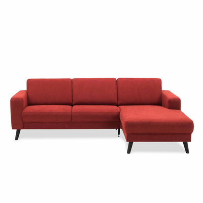 City chaiselong sofa fra Hjort Knudsen monteret med slidstærkt rød Towel møbelstof med sorte skrå træben