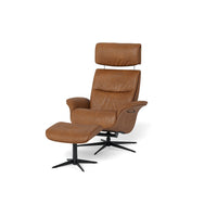 Golf lænestol inkl. fodskammel fra Hjort Knudsen monteret med cognacfarvet Kentucky møbelstof og sokkel i sort metal eller krom