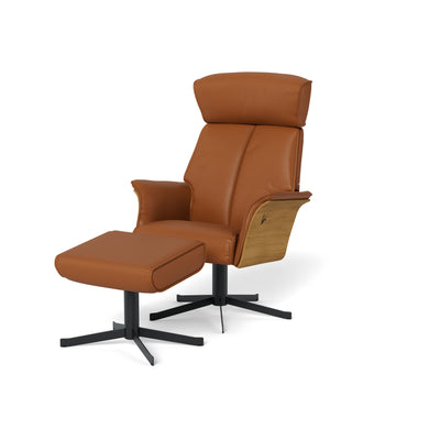 Christal lænestol inkl. fodskammel fra BD Møbler monteret med cognac 8000 semianilin okselæder og gavle i naturolieret eg. Sort eller krom metalsokkel.