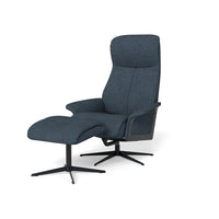 Scandi lænestol inkl. fodskammel fra IMG monteret med blåt stof og sort metalsokkel.