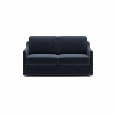 Alma sovesofa fra Hestbæk monteret med slidstærkt blå Sama møbelstof. Sorte ben.