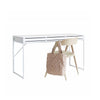Mistral skrivebord fra Mistral by Hammel i hvidlakeret MDF med hvide pulverlakerede ben og 3 skuffer