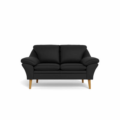 Fly 2-personers sofa fra BD monteret med sort 6000 okselæder. Ben i naturolieret eg.