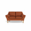 Fly 2-personers sofa fra BD monteret med cognac 6000 okselæder. Ben i naturolieret eg.