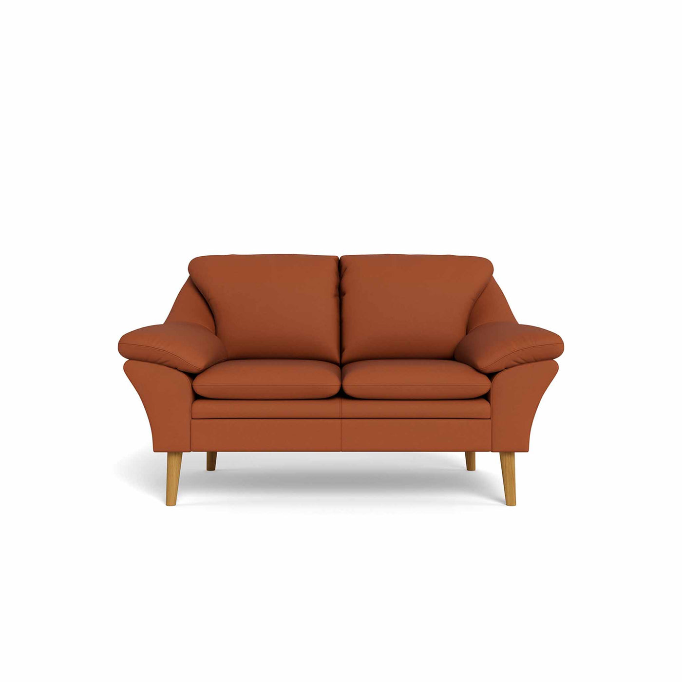 Fly 2-personers sofa fra BD monteret med cognac 6000 okselæder. Ben i naturolieret eg.