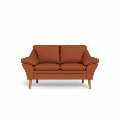 Fly 2-personers sofa fra BD monteret med cognac 6000 okselæder. Ben i naturolieret eg.