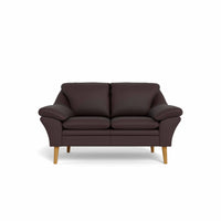 Fly 2-personers sofa fra BD monteret med brun 6000 okselæder. Ben i naturolieret eg.