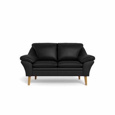Fly 2-personers sofa fra BD monteret med sort 8000 okselæder. Ben i naturolieret eg.