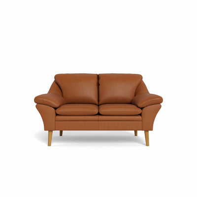 Fly 2-personers sofa fra BD monteret med cognac 8000 okselæder. Ben i naturolieret eg.