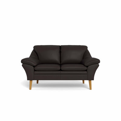 Fly 2-personers sofa fra BD monteret med brun 8000 okselæder. Ben i naturolieret eg.