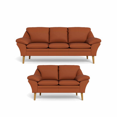 Fly sofasæt fra BD monteret med handskeblødt cognac 6000 okselæder. Ben i naturolieret eg.