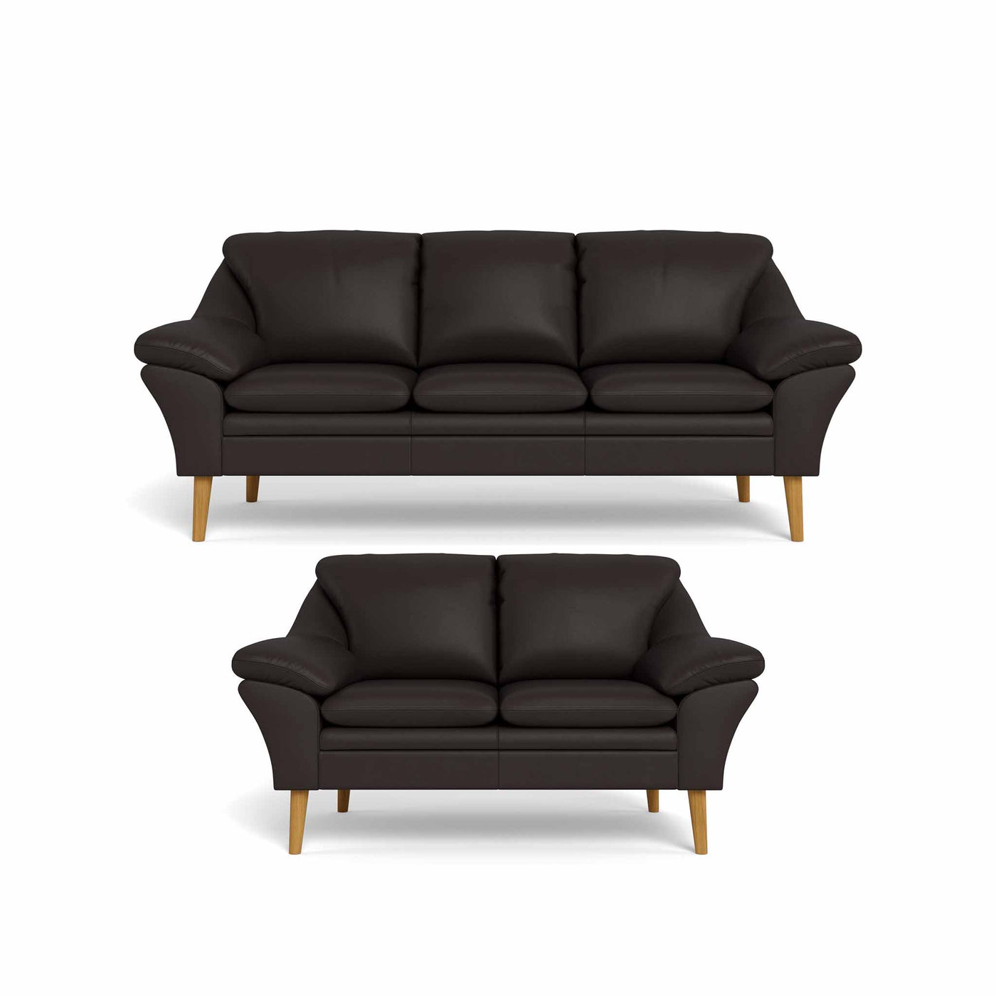 Fly sofasæt fra BD monteret med handskeblødt mørkebrun okselæder. Ben i naturolieret eg.