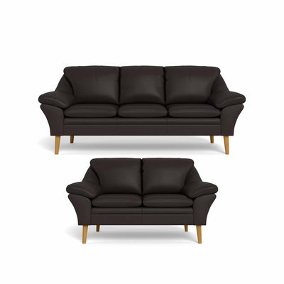 Fly sofasæt fra BD monteret med handskeblødt mørkebrun okselæder. Ben i naturolieret eg.