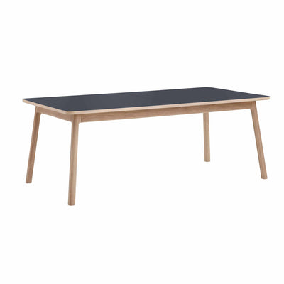 Casø 700 spisebord fra Casø Furniture med sort nanolaminat og ben i hvidolieret eg