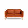 Clausholm 2-pers sofa fra Top-Line monteret med cognacfarvet semianilin læder og ben i egetræ