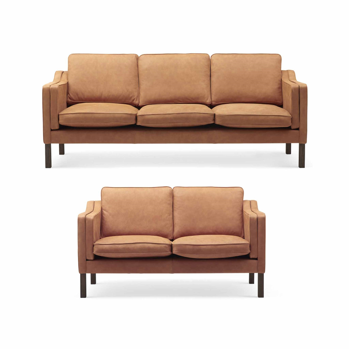Clausholm sofasæt fra Top-Line monteret med cognacfarvet anilin læder og ben i egetræ