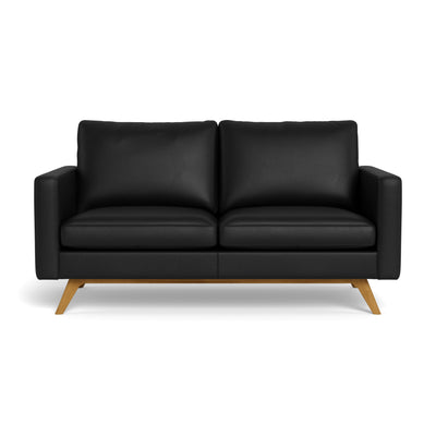 Clint 2-personers sofa fra BD monteret med sort 8000 semianilin læder og stel i naturolieret eg.