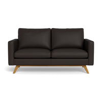 Clint 2-personers sofa fra BD monteret med brun 8000 semianilin læder og stel i naturolieret eg.